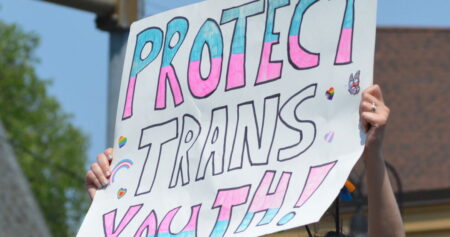 Les démocrates adoptent une loi « profonde » pour protéger les enfants trans qui changent de nom