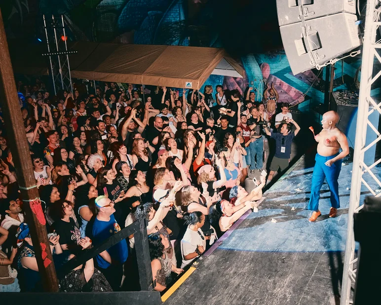 La foule dans la cour du billet de 3 dollars applaudit pendant "I Want You for Turning Point US Gay NYC : une émission parodique de droite pour une œuvre caritative"