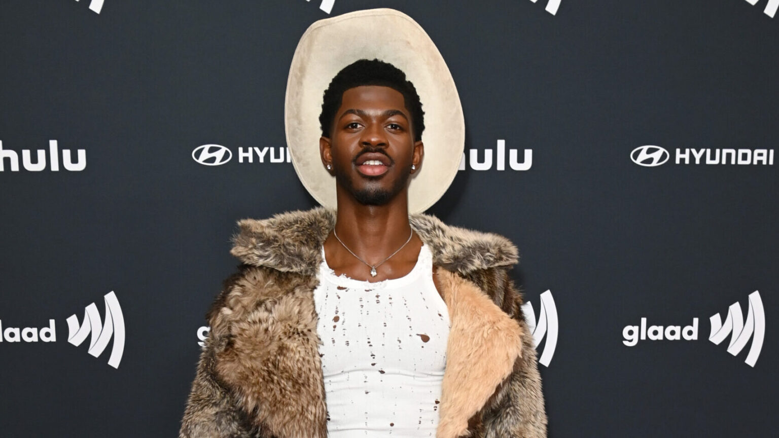 Lil Nas X rejette le fait d'être un modèle « parfait » dans une interview à Raw Logo