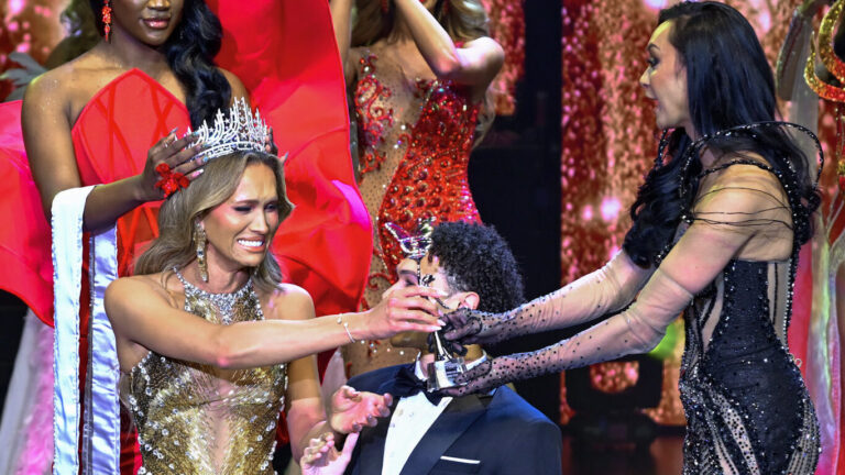 Lo Colby, une femme transgenre née à Hawaï, remporte Miss International Queen – USA 2026 à Atlantic City Logo