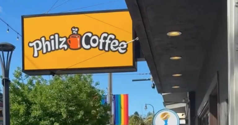 Philz Coffee se retire soudainement de l'interdiction du drapeau de la fierté après le tollé des employés et de la communauté Philz Coffee se retire soudainement de l'interdiction du drapeau de la fierté après le tollé des employés et de la communauté