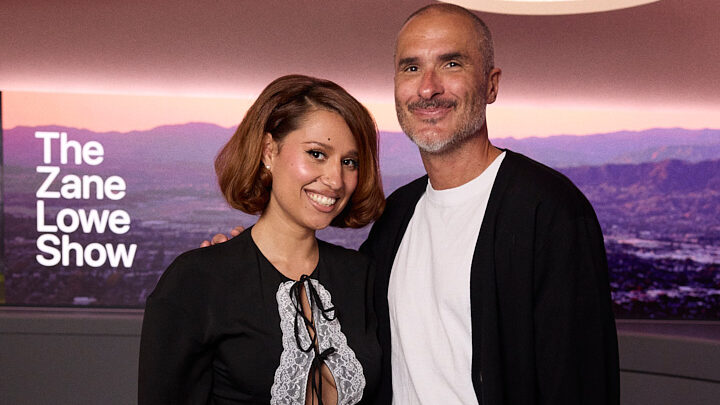 RAYE parle concrètement de l'indépendance, de l'épuisement professionnel et de « Cette musique peut contenir de l'espoir » dans une interview avec Zane Lowe Logo