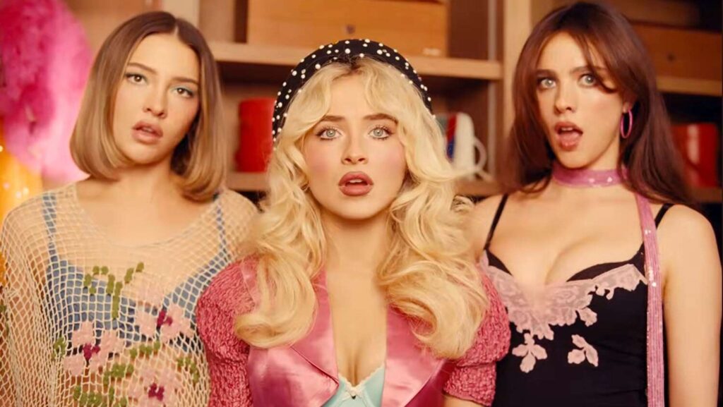 Sabrina Carpenter, Margaret Qualley et Madelyn Cline entrent par effraction et nettoient dans le clip vidéo « House Tour » Logo