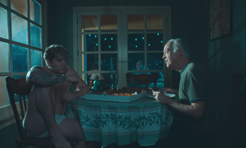 Aaron et Hank étaient assis dans le noir avec une pizza à emporter sur la table.