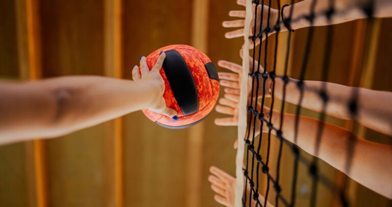 Un enseignant suspendu pour avoir soutenu un athlète trans est réintégré après la riposte des alliés Un enseignant suspendu pour avoir soutenu un athlète trans est réintégré après la riposte des alliés