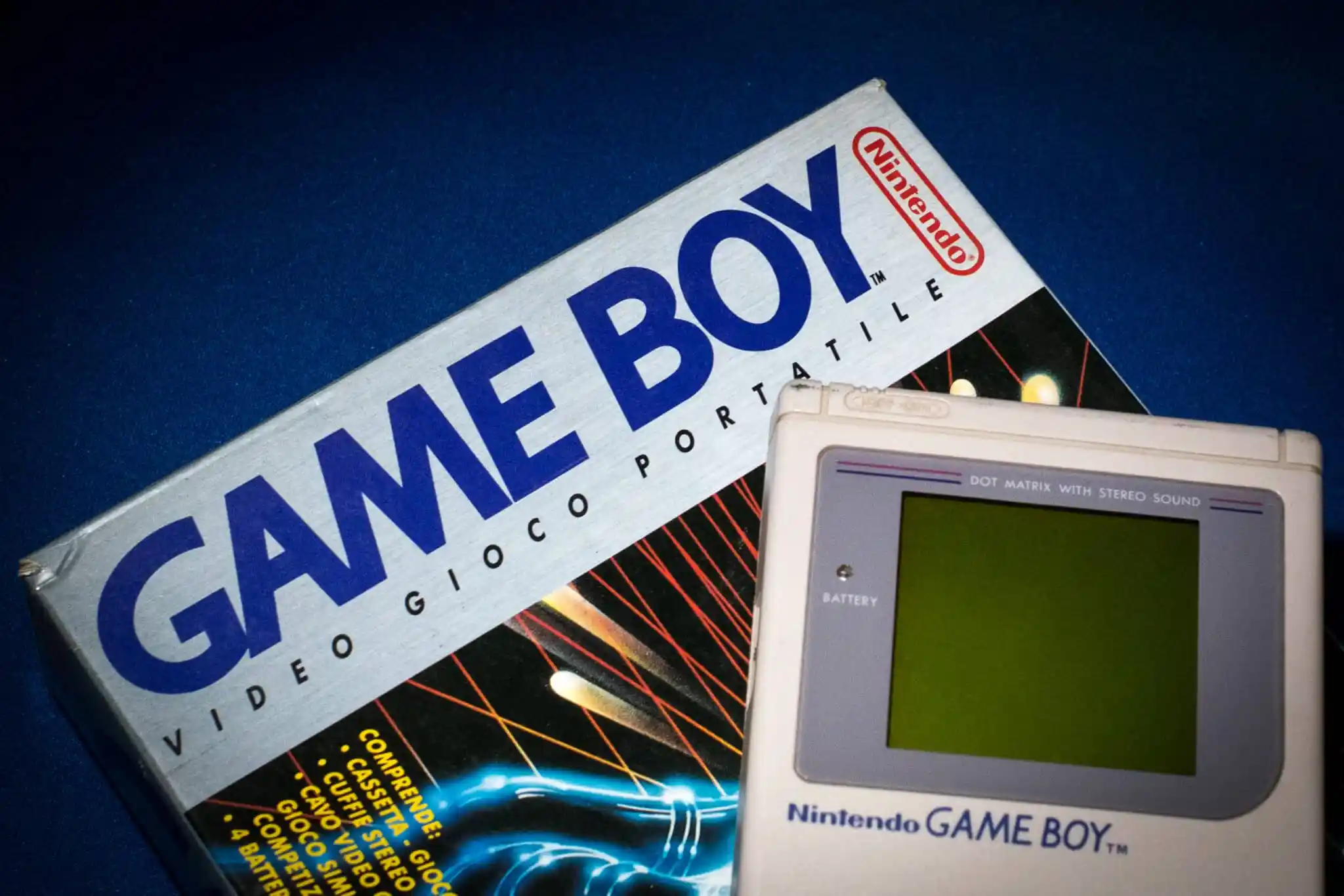 Une console de jeu vintage, issue de la console portable Nintendo Game Boy, lors de sa sortie au Japon en 1989.