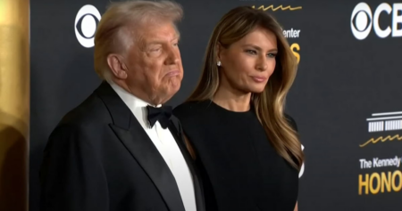 Un journaliste gay arrêté par la sécurité pour avoir hué Trump au Kennedy Center