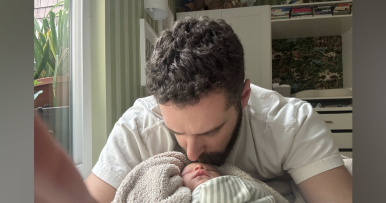 Un mari gay récolte 71 000 $ pour défendre légalement son conjoint qui a attaqué un troll anti-gay dans la rue Un mari gay récolte 71 000 $ pour défendre légalement son conjoint qui a attaqué un troll anti-gay dans la rue