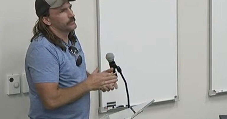 Un pasteur anti-LGBTQ+ MAGA a qualifié les drapeaux de la fierté de « dégoûtants ». Il vient de plaider coupable de délits sexuels sur des enfants. Un pasteur anti-LGBTQ+ MAGA a qualifié les drapeaux de la fierté de « dégoûtants ». Il vient de plaider coupable de délits sexuels sur des enfants.