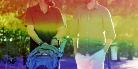 Un père gay accusé de crime après avoir été trompé dans une fausse interview homophobe de droite
