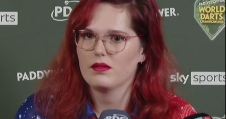Une championne trans publie une vidéo déchirante après que les fléchettes ont interdit aux femmes trans de concourir