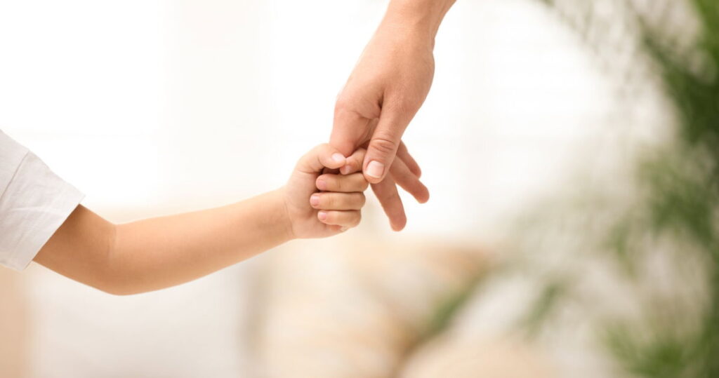 Une mère gay défend un enfant non binaire alors qu'elle est abordée par un activiste anti-trans : « Sortez de ma face » Une mère gay défend un enfant non binaire alors qu'elle est abordée par un activiste anti-trans : « Sortez de ma face »