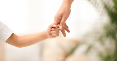 Une mère gay défend un enfant non binaire alors qu'elle est abordée par un activiste anti-trans : « Sortez de ma face »