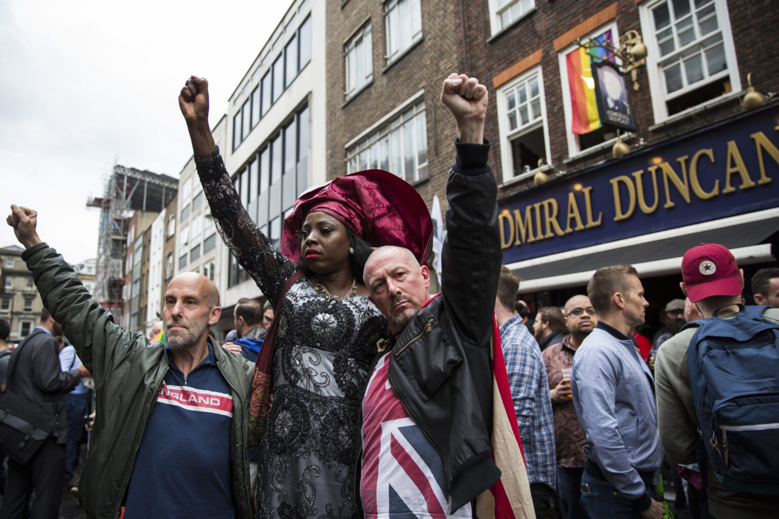 En souvenir des vies tragiquement perdues dans l'horrible attaque à la bombe contre le bar gay Admiral Duncan de Londres A vigil outside the Admiral Duncan pub in Soho