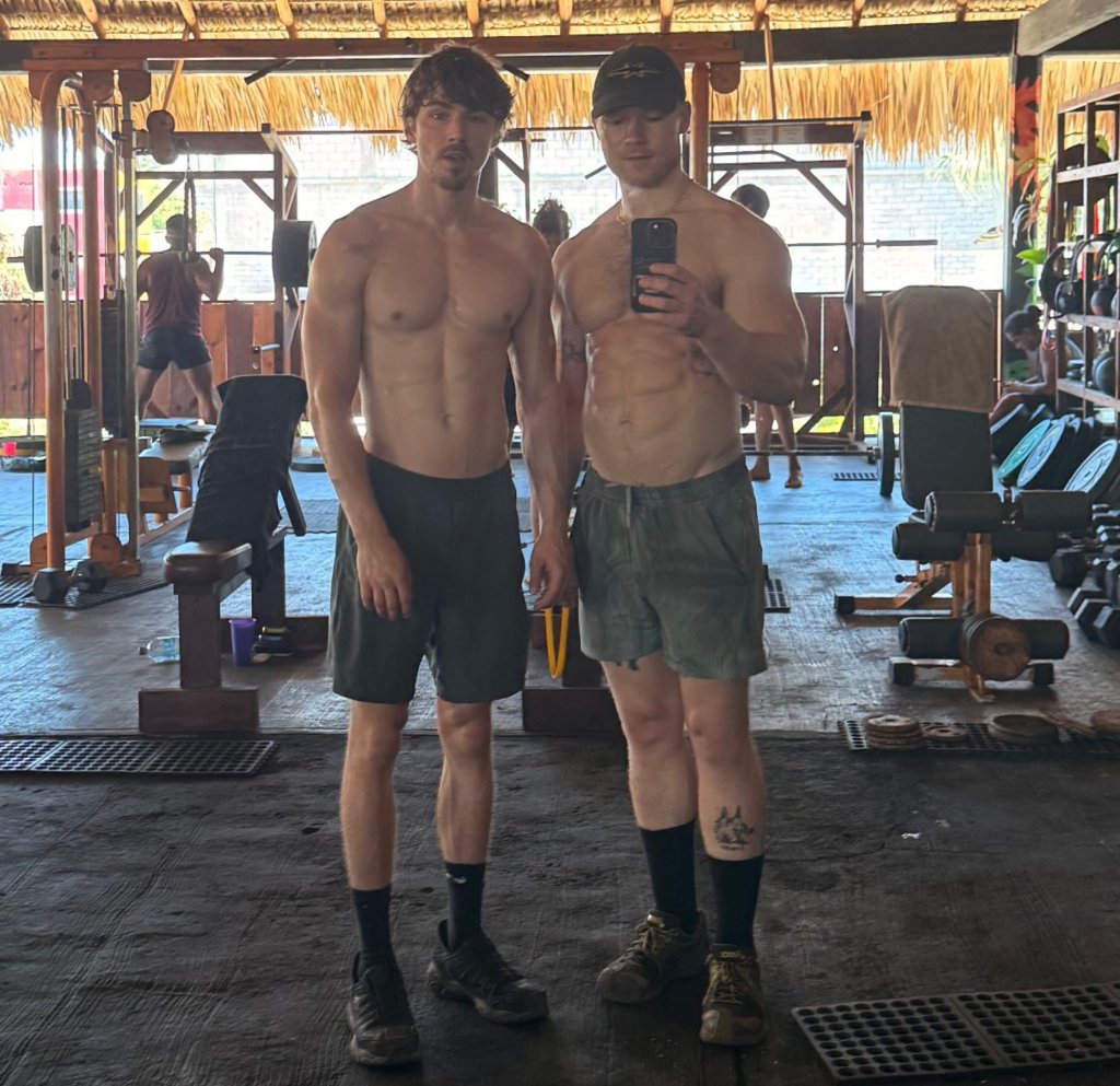 Miles Heizer et Angus O'Brien réunis dans un cliché torse nu