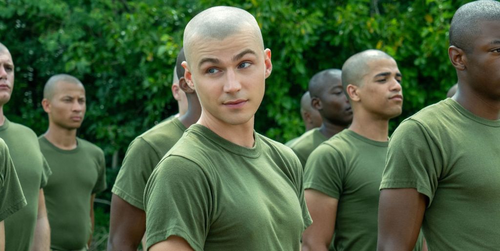 Miles Heizer incarne Cameron Cope dans le drame militaire queer de Netflix, Boots