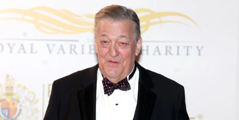 Stephen Fry lance un procès de 100 000 £ au festival technologique après être tombé de scène Stephen Fry