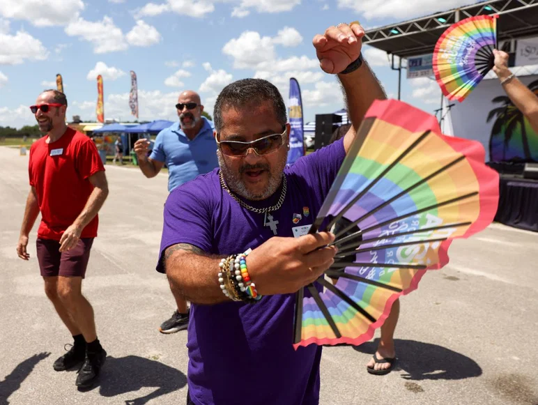 Michel Adum, du Gay Men's Chorus of South Florida, danse lors du 5e festival annuel de la Treasure Coast Pride Fest, le 25 avril 2026, au parc des expositions du comté de St. Lucie. L'événement était organisé par Sanctuary of the Treasure Coast. Basé à Wilton Manors, le groupe est le plus grand chœur d'hommes gays du sud-est des États-Unis.