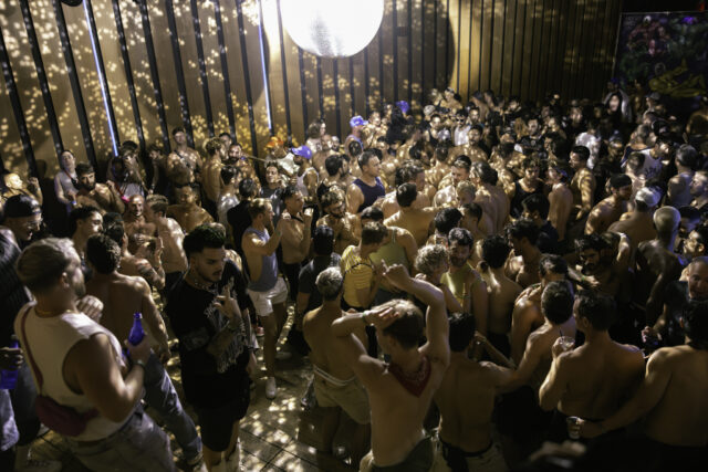 Sniffies Function est le vendredi le plus sexy de Fire Island au Pavillon 8 avec Adam Lambert dans la foule. Photo de : Julian Lazaro pour Tryst Hospitality