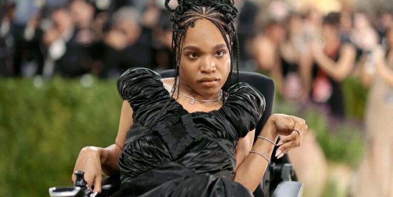 La mannequin trans Aariana Rose Philip entre dans l'histoire en tant que première utilisatrice de fauteuil roulant à assister au Met Gala Aariana Rose Philip at the 2026 Met Gala