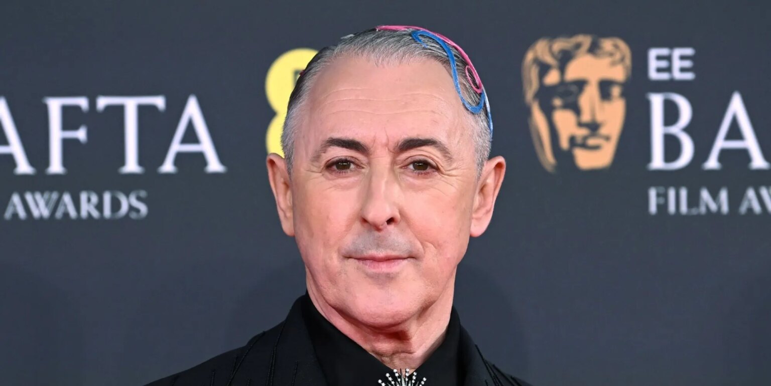 Alan Cumming dénonce le « mauvais, mauvais leadership » des BAFTA après la diffusion du tic de Tourette sur la BBC Alan Cumming dénonce le « mauvais, mauvais leadership » des BAFTA après la diffusion du tic de Tourette sur la BBC