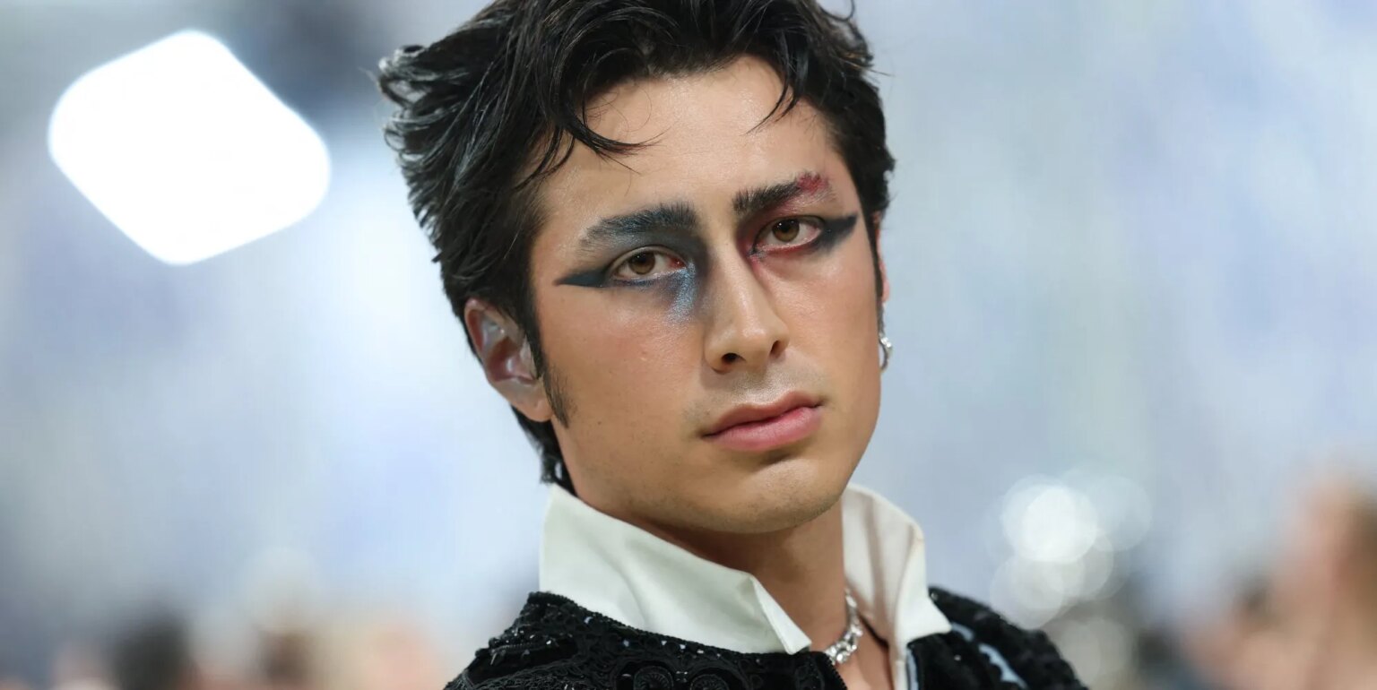 La maquilleuse d'Hudson Williams demande à ses fans d'être gentils après la réaction violente du Met Gala Hudson Williams at the 2026 Met Gala