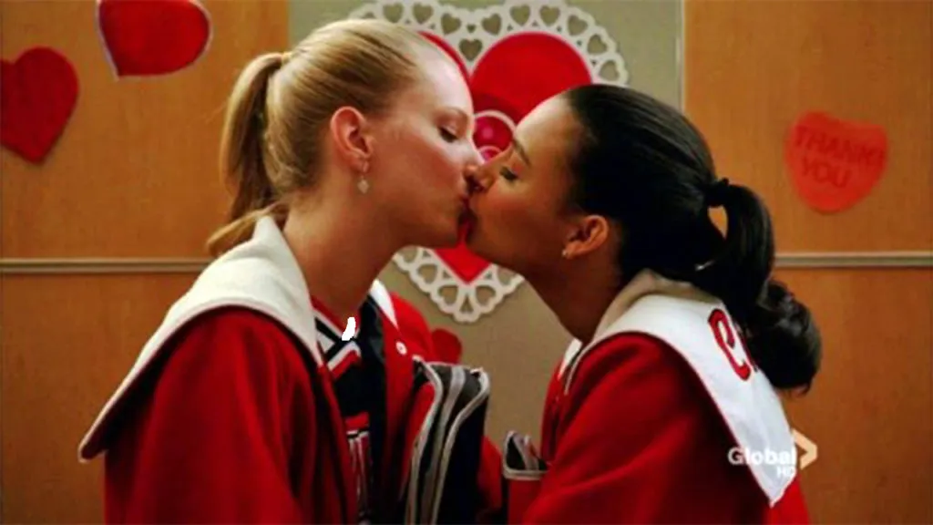 Le Père Noël et Brittany s'embrassent (Glee)