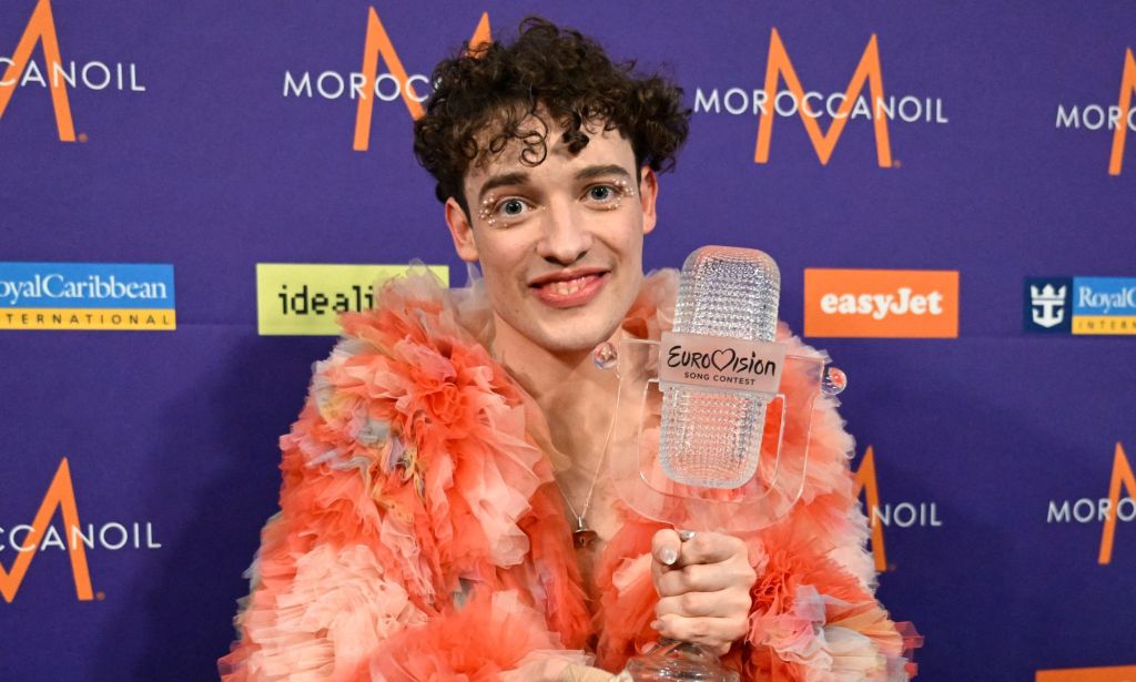 Nemo, vainqueur du Concours Eurovision de la Chanson, avec son trophée.