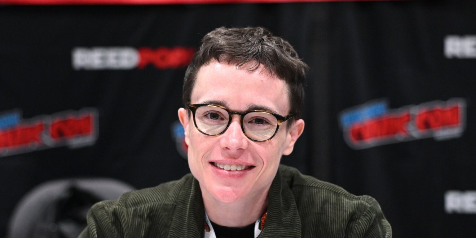 Le présentateur de nouvelles critique le casting d’Elliot Page pour l’Odyssée en disant qu’Achille est une « figure historique » Elliot Page attends New York Comic Con. Eliott wearing a green cordoroy jacket smiling into the camera, wearing round glasses.