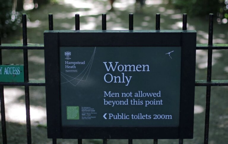 Les étangs de Hampstead Heath resteront trans-inclusifs : « La plupart des nageurs accueillent favorablement cette décision » The sign indicating the
