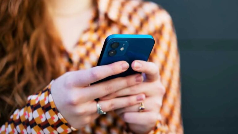 La fondatrice d'une application « réservée aux femmes » perd son appel après une décision historique sur la discrimination trans Close up of woman using smart phone