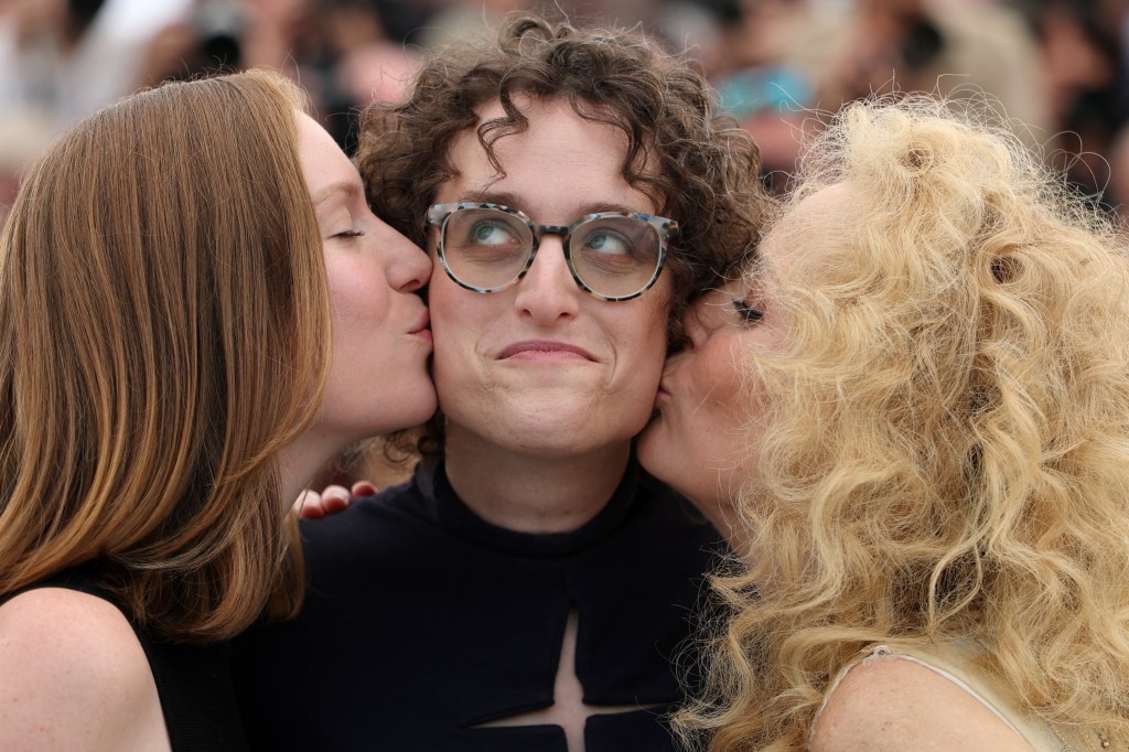 L'actrice américaine Hannah Einbinder (à gauche) et l'actrice américaine Gillian Anderson (à droite) embrassent la réalisatrice et scénariste américaine Jane Schoenbrun (au centre) lors d'une séance photo du film "Sexe et mort chez les adolescentes au Camp Miasma" à la 79ème édition du Festival de Cannes à Cannes