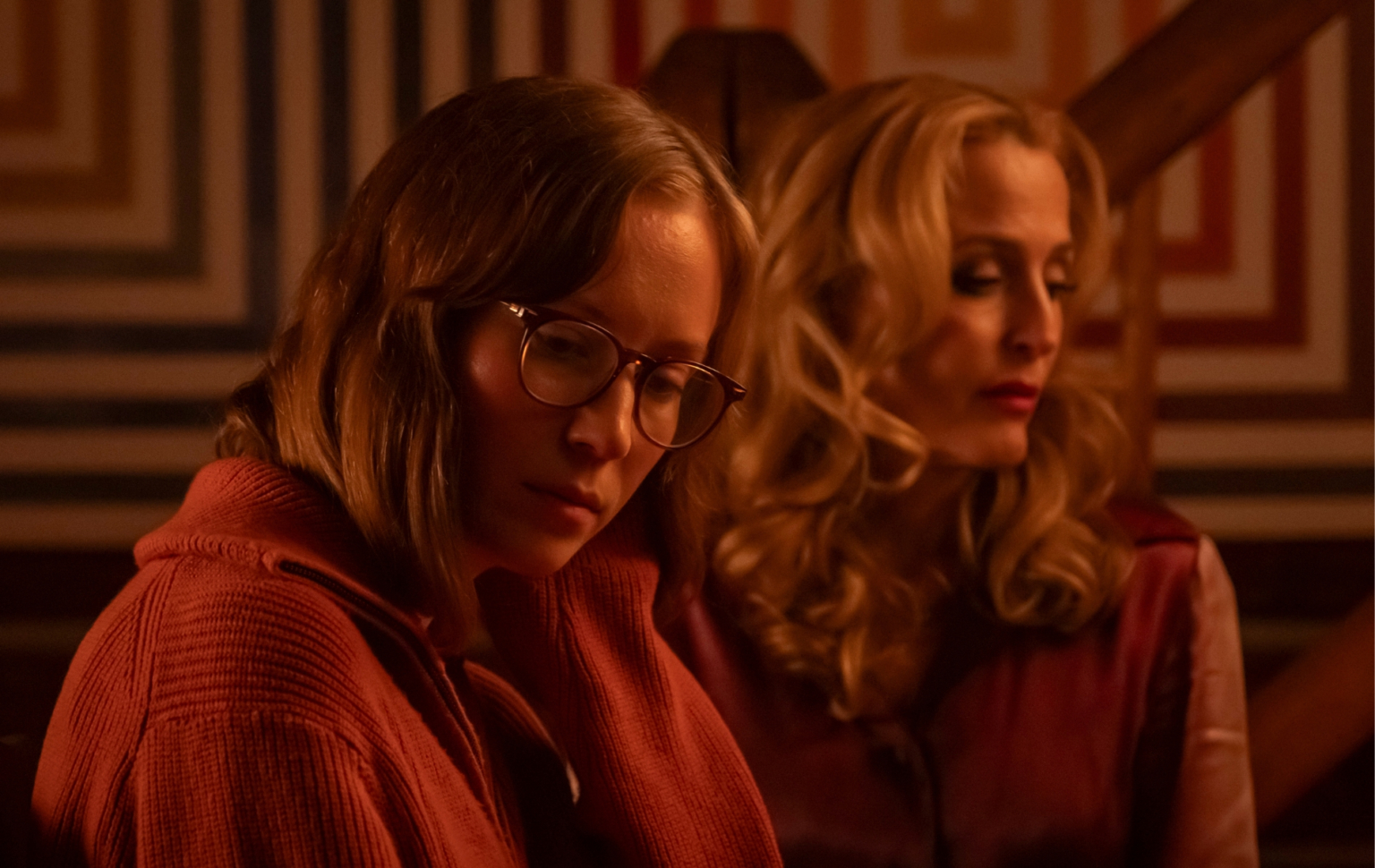 La comédie d'horreur queer avec 100 % Rotten Tomatoes fait sa première à Cannes et reçoit des critiques élogieuses Hannah Einbinder (L) and Gillian Anderson (R) in Teenage Sex and Death at Camp Miasma