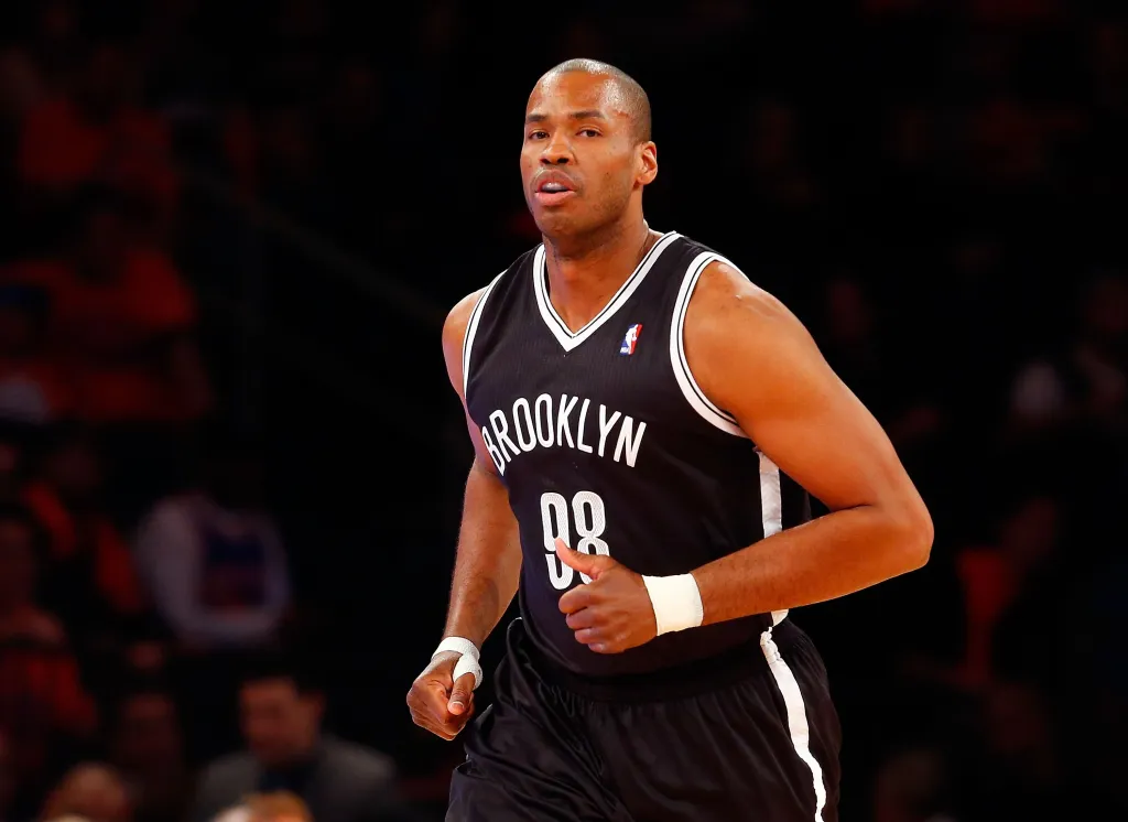 Jason Collins #98 des Brooklyn Nets en action contre les New York Knicks au Madison Square Garden