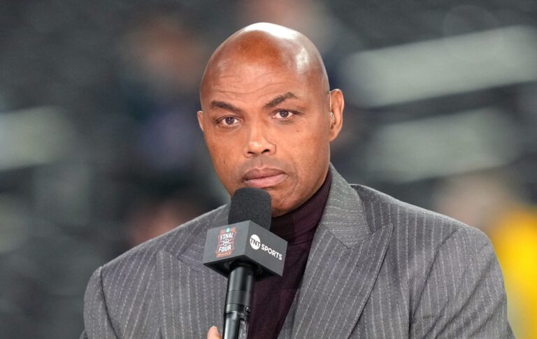 Un célèbre joueur de la NBA dit que ceux qui pensent qu'il n'y a pas « une bande de joueurs gays » dans tous les sports d'élite sont « stupides » Charles Barkley appearing on NBA Tip-Off in a grey suit, holding the mic up to his mouth
