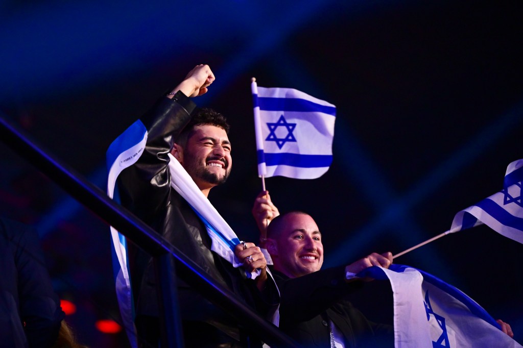 Noam Bettan représentant Israël fait la fête lors de la première demi-finale du Concours Eurovision de la chanson