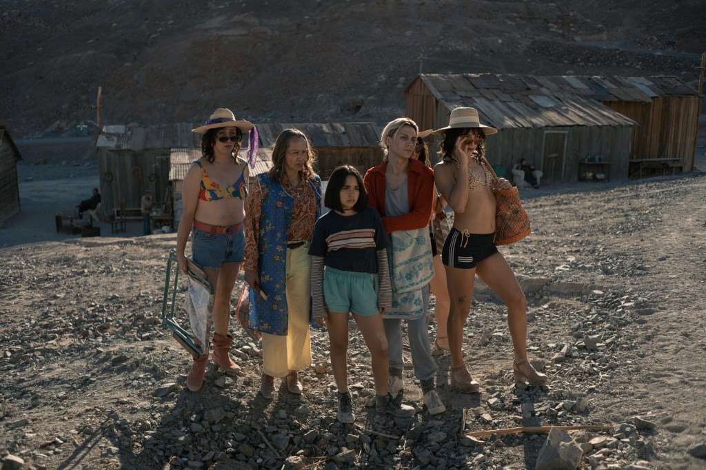 Le regard mystérieux de la famille Flamingo lgbtq+ regardant quelque chose hors écran.