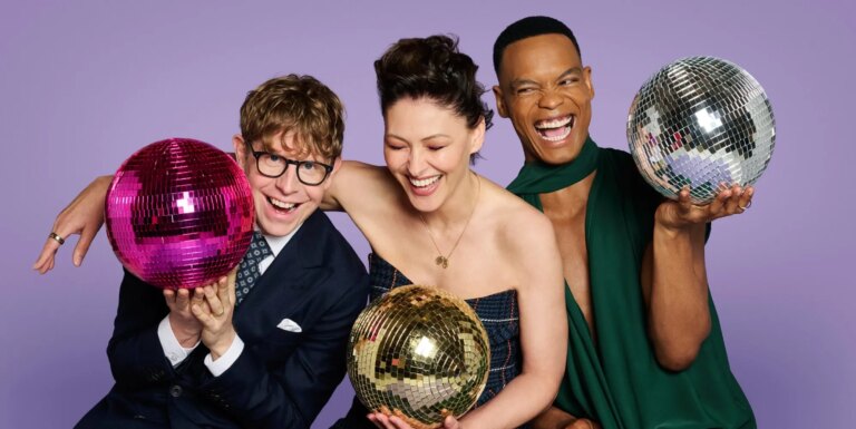 Les animateurs de Strictly Come Dancing ont finalement été confirmés alors que Johannes Radebe obtient un nouveau rôle Josh Widdicombe, Emma Willis and Johannes Radebe are the new Strictly hosts