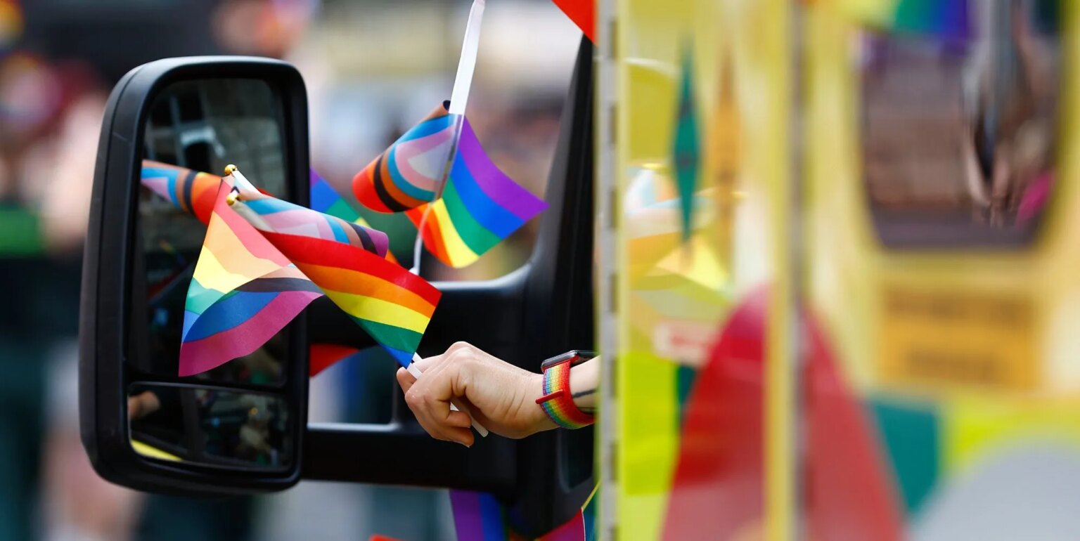 Le service d'ambulance se retire de la Birmingham Pride après des « conseils juridiques » sur des craintes d'impartialité An ambulance seen taking part in a Pride Parade