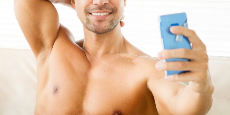 L'avertissement de « sensibilité » FaceTime d'Apple provoque un cauchemar pour les couples longue distance shirtless man using phone