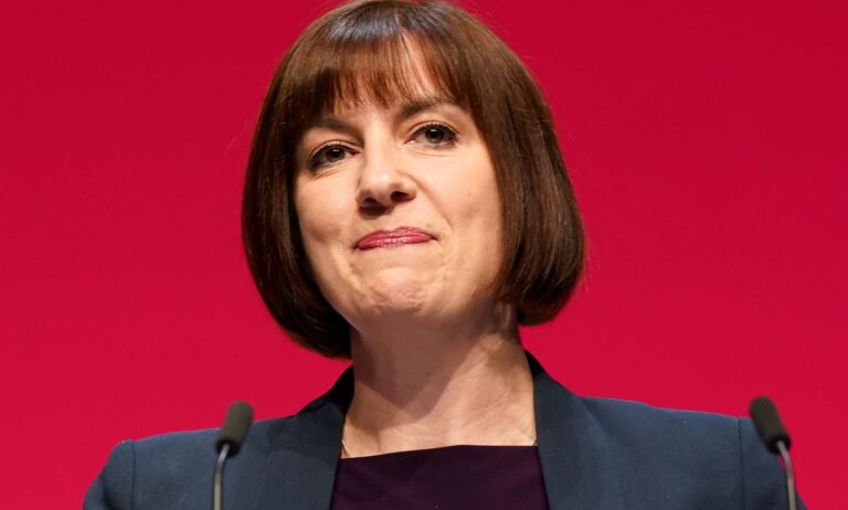 Les personnes trans peuvent être exclues des espaces sexués dans le projet de code mis à jour de l'EHRC Bridget Phillipson at a Labour podium.