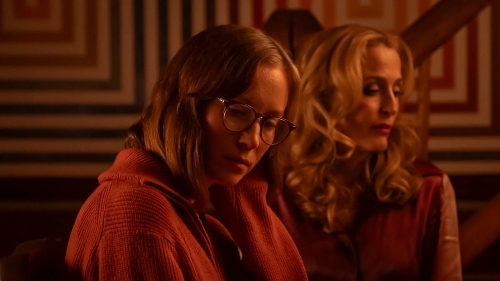 Hannah Einbinder (à gauche) et Gillian Anderson (à droite) dans Teenage Sex and Death at Camp Miasma