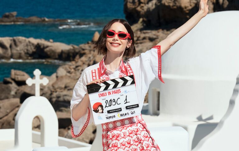Netflix annonce qu'Emily in Paris se terminera avec la saison 6 Emily in Paris star Lily Collins posing in Greece with a filming clapper board