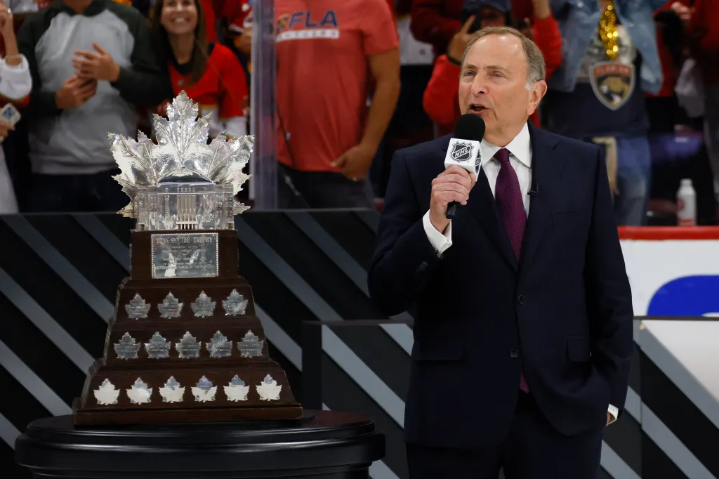 Le commissaire de la LNH, Gary Bettman, remet le trophée Conn Smythe