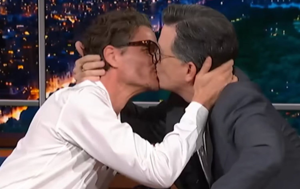 Pedro Pascal et Stephen Colbert s'embrassent dans The Late Show.