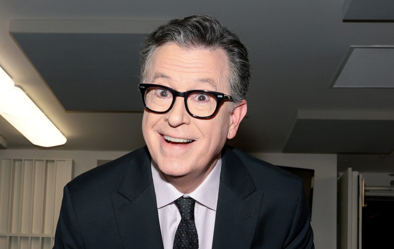 Une histoire de l'alliance LGBTQ+ de Steven Colbert lors de la diffusion du dernier Late Show Stephen Colbert smiling at the camera in a suit