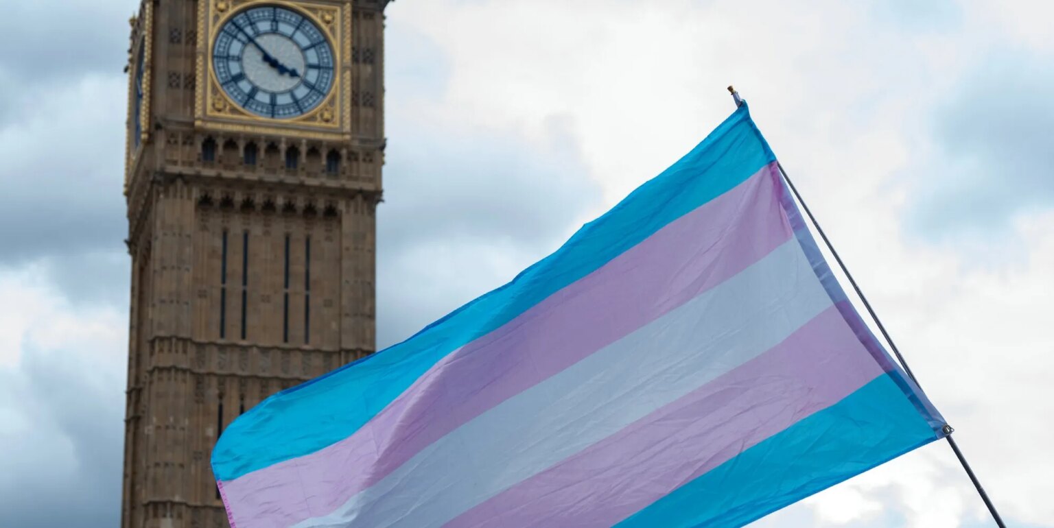 TransActual affirme que le code de bonnes pratiques de l'EHRC « affaiblit la protection des personnes LGBTQ+ dans leur ensemble » trans flag in front of big ben