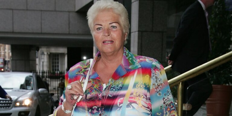 L'éveil bisexuel de Pam St Clement alors qu'elle fait une apparition dans Rivals Pam St Clement