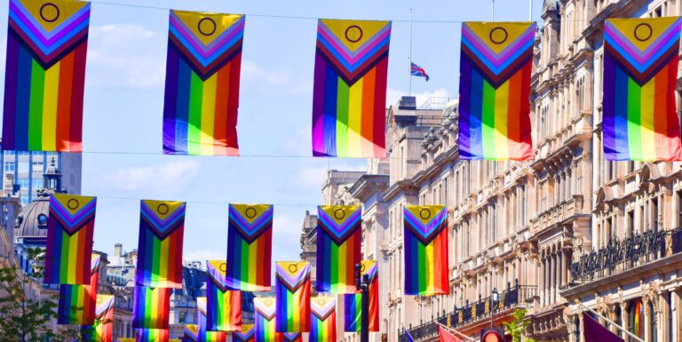 Plus de 25 % des personnes LGBTQ+ se sentent exclues ou sous-représentées pendant le Mois de la fierté progress pride flags at regent street in london