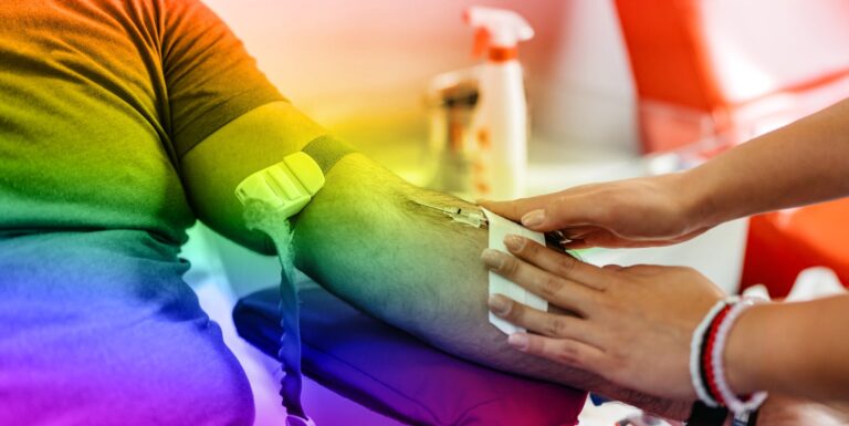 Plus d’hommes gays et bisexuels que jamais donnent leur sang gay man donating blood